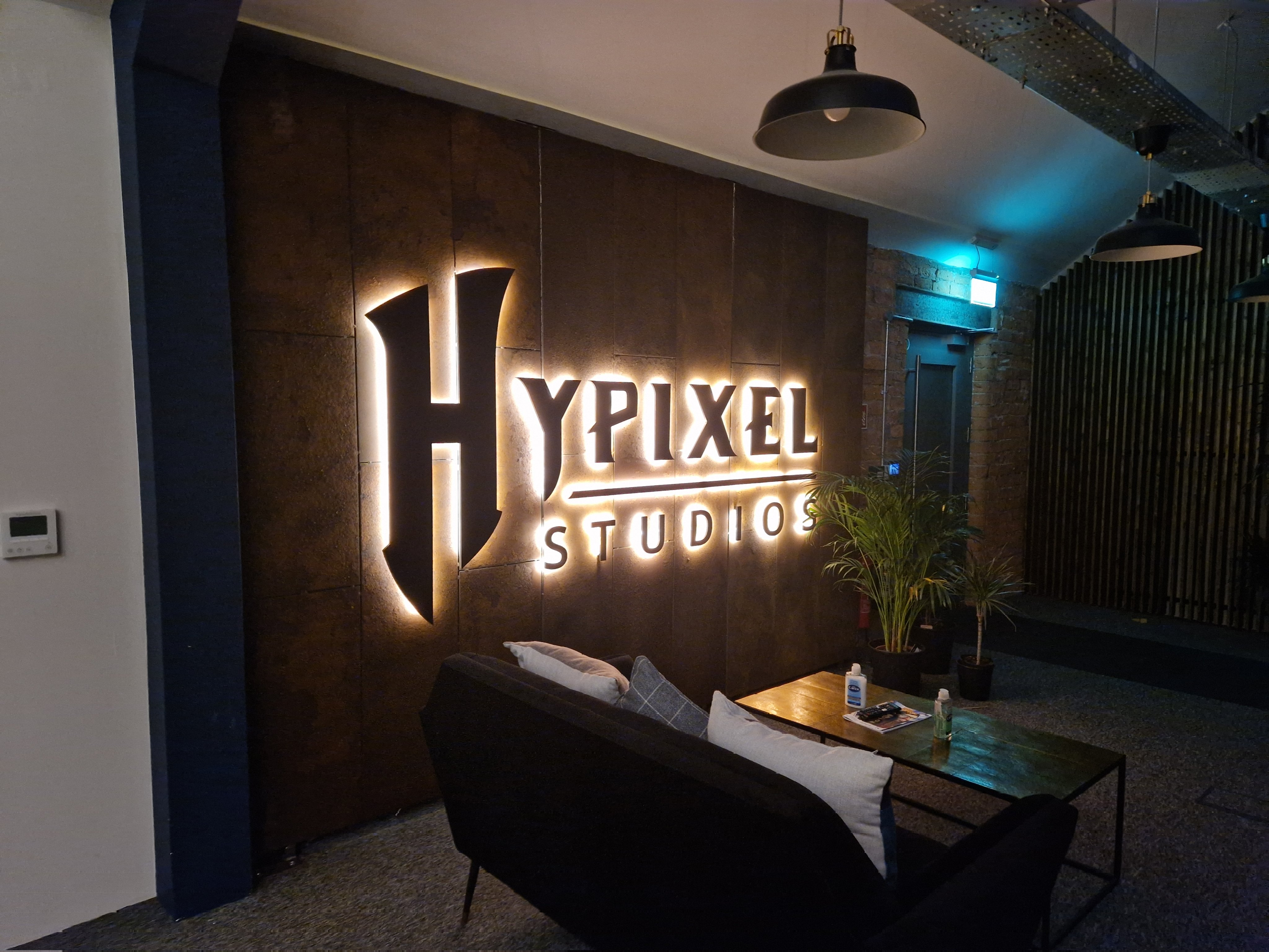 Office at Night（夜间办公室）